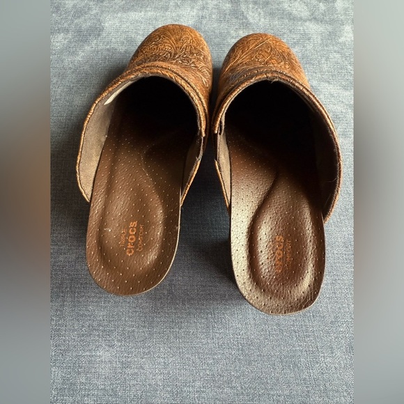 Crocs Womens Sara Brown Tooled Mule Slip On Clogs SZ 8 Embossed Floral Comfort - Picture 9 of 10